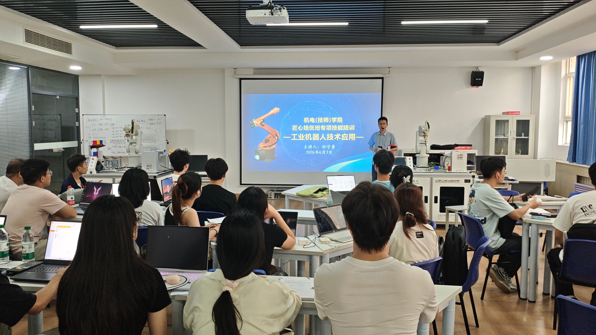 匠心启学第一课，实操赋能机器人实训 ——机电（技师）学院机电匠心培优班开展工业机器人应用技术专项培训