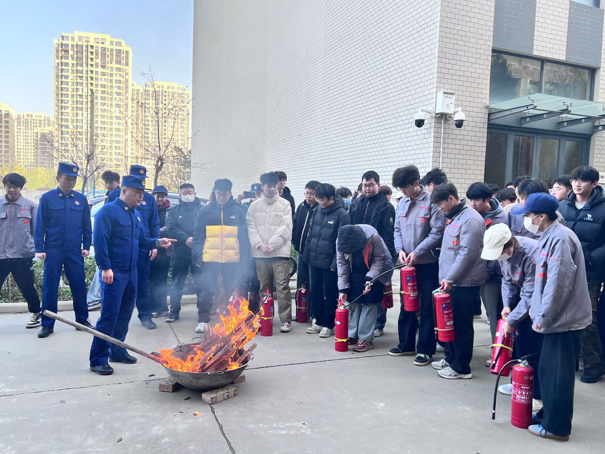 沣西消防大队 咸阳职院学院保卫处 机电（技师）学院 联合举行消防应急疏散演练活动
